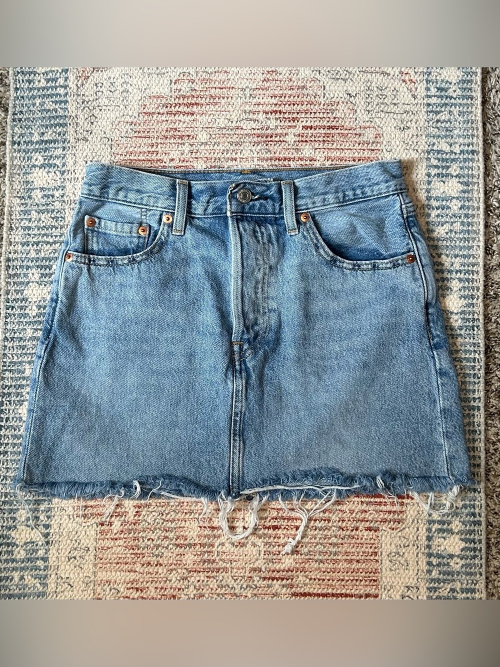 🏜️LEVI’S Icon Denim Mini Skirt Light Wash Raw Hem High Rise - Size 25 - Picture 2 of 7